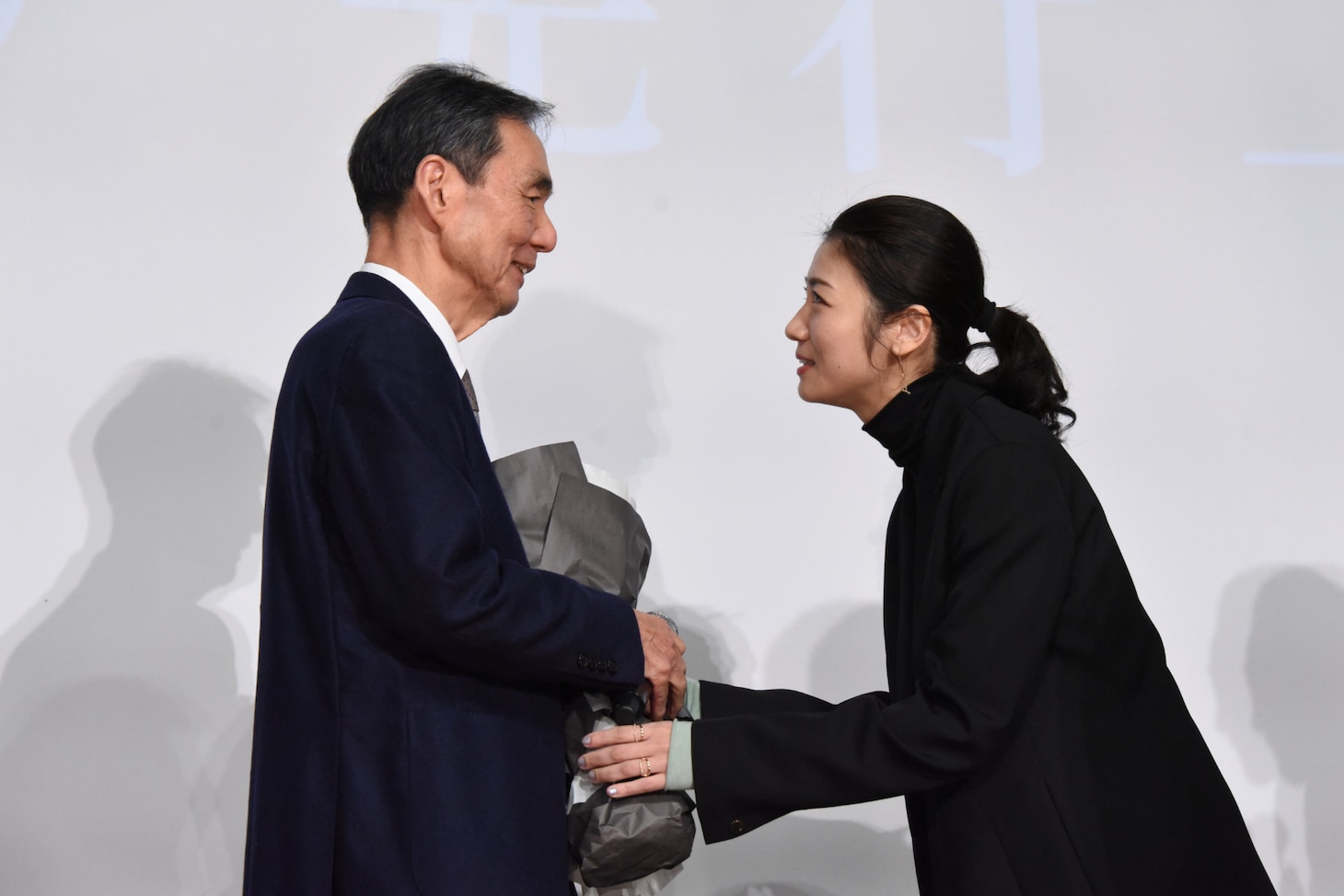 左から長塚京三、瀧内公美