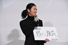 「今年、自身にとって“敵”とは何だったか」という問いに「弱さと強気」と答える瀧内公美