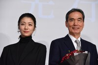 左から瀧内公美、長塚京三