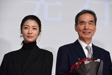 左から瀧内公美、長塚京三