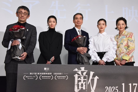 「敵」舞台挨拶付き先行プレミア上映会の様子。左から吉田大八、瀧内公美、長塚京三、河合優実、黒沢あすか