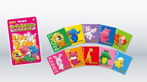 「たべっ子どうぶつ THE MOVIE」ムビチケカード（左）と、購入特典の「たべっ子MOVIE戦闘力ゼロ？ステッカー」（右）