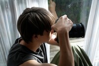 「うちの弟どもがすみません」撮影現場でカメラを構える作間龍斗