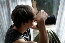 「うちの弟どもがすみません」撮影現場でカメラを構える作間龍斗