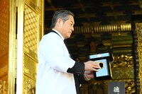 黒豆を持つ松平健