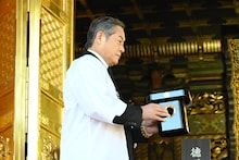 黒豆を持つ松平健