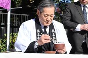 「豆つかみゲーム」に挑戦する松平健