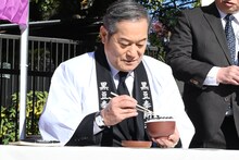 「豆つかみゲーム」に挑戦する松平健