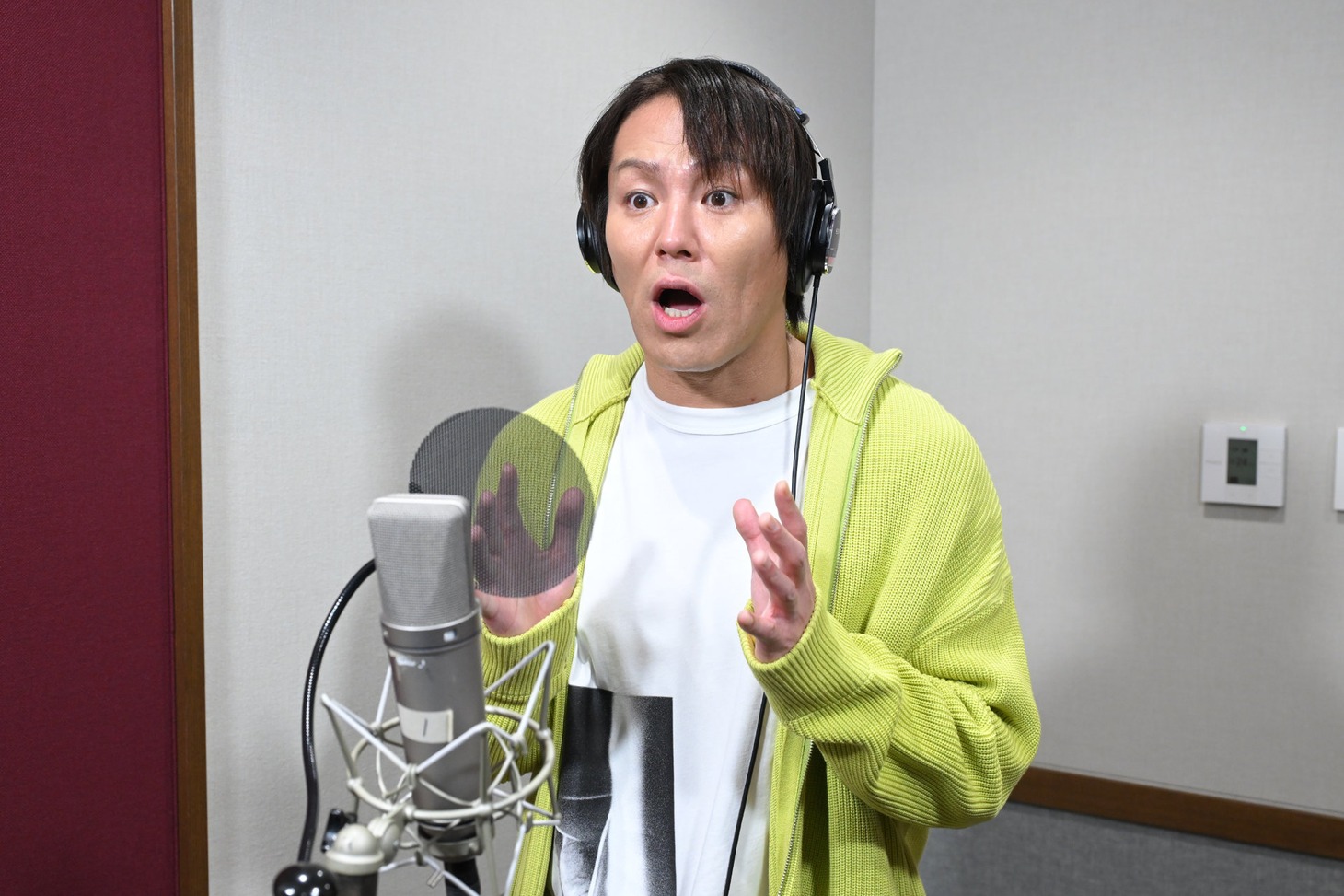 「マインクラフト／ザ・ムービー」日本版予告ナレーションの収録に臨む狩野英孝