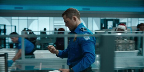 「セキュリティ・チェック」場面写真