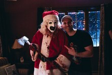 「テリファー 聖夜の悪夢」メイキング写真。左からアート・ザ・クラウン、監督のダミアン・レオーネ