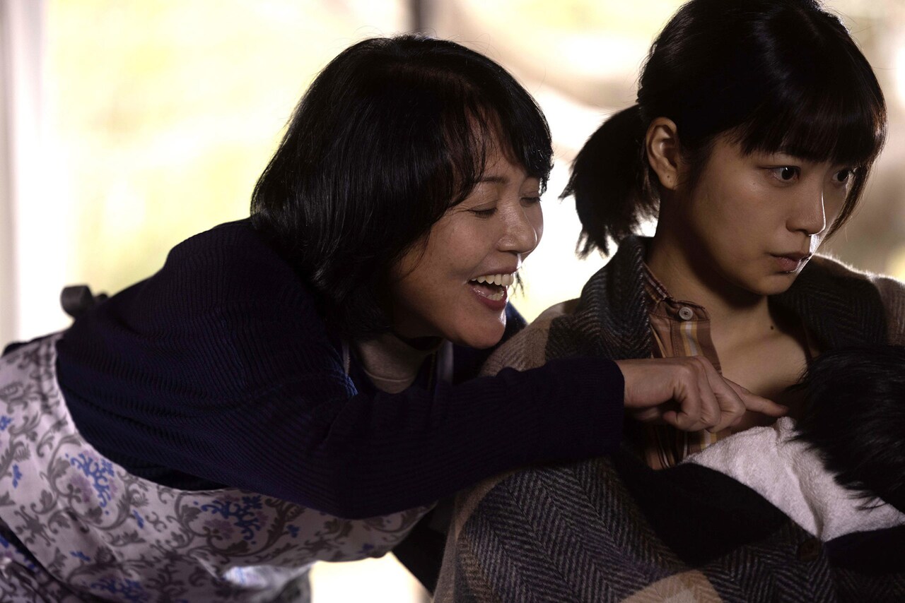 出産を祝福されるも、村人たちの異様な距離感に困惑…深川麻衣主演「嗤う蟲」本編映像