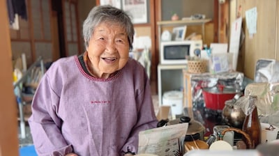 「104歳、哲代さんのひとり暮らし」場面写真。台所に立つ哲代さん