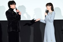 それぞれの母親からの感想が似ていたため、「感想被り」と結論付ける佐藤健（左）と永野芽郁（右）