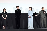 久々に共演した芦田愛菜（左）が高いヒールの靴を履いていることに驚く阿部サダヲ（右）