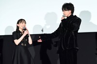 「昔バラエティ番組で共演したことがあった」と懐かしむ佐藤健（右）と、記憶にない芦田愛菜（左）
