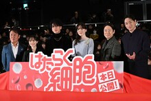 左から武内英樹、芦田愛菜、佐藤健、永野芽郁、阿部サダヲ、山本耕史
