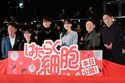 左から武内英樹、芦田愛菜、佐藤健、永野芽郁、阿部サダヲ、山本耕史