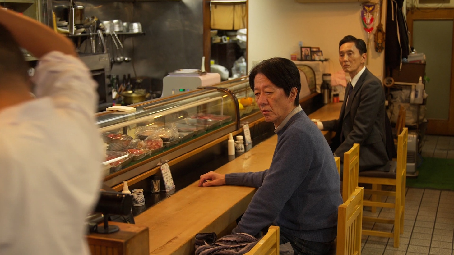 「それぞれの孤独のグルメ」より、川原和久演じる中町洋介（手前）と松重豊演じる井之頭五郎（奥）