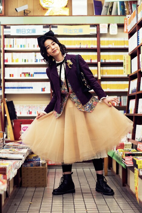 「私にふさわしいホテル」より、加代子が書店に自著を売り込みに訪れるときの衣装