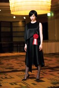 「私にふさわしいホテル」より、加代子が有森樹里として新人賞を受賞したときの衣装