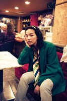 「私にふさわしいホテル」より、加代子が遠藤とともにスナックで飲み明かすときの衣装