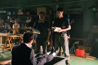 ドラマ「外道の歌」撮影現場にて、白石晃士（左）、窪塚洋介（右）、田中俊介（手前）