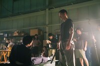 ドラマ「外道の歌」撮影現場にて、田中俊介（左）、窪塚洋介（右）