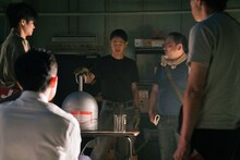 ドラマ「外道の歌」撮影現場にて、液体窒素の取り扱いの説明を受ける窪塚洋介（中央）