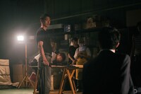 ドラマ「外道の歌」撮影現場にて、窪塚洋介（奥）、田中俊介（手前）