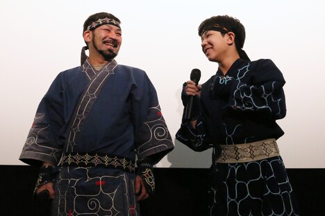 父の踊りをたたえる天内基輝（右）とうれしそうな天内重樹（左）