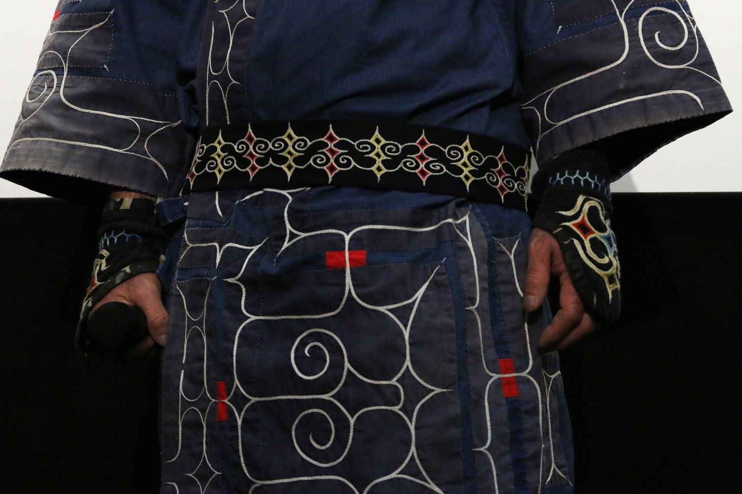 刺繍が入ったアイヌの着物