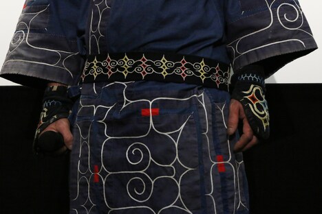 刺繍が入ったアイヌの着物