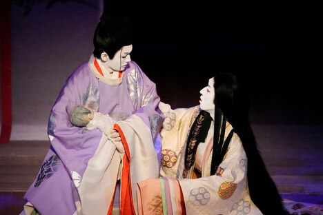 「源氏物語 六条御息所の巻」より、坂東玉三郎扮する六条御息所(右)と、市川染五郎扮する光源氏(左)。(撮影:岡本隆史)