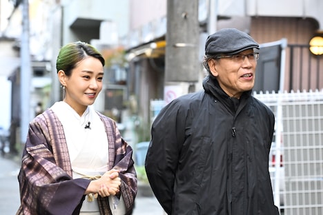 「吉田類の酒場放浪記 元日2時間スペシャル」より、吉田類(右)と奈緒(左)