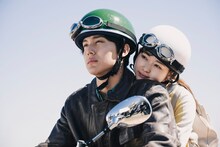 左から長津田啓士（中川大志）、本田麻衣子（山田杏奈）