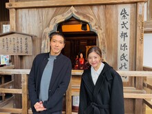 石山寺の源氏の間にて、柄本佑（左）と吉高由里子（右）