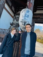 石山寺の東大門前にて、吉高由里子（左）と柄本佑（右）