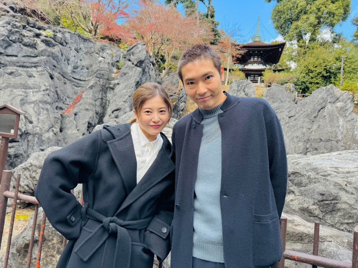 石山寺の硅灰石前にて、吉高由里子（左）と柄本佑（右）