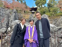 石山寺の硅灰石前にて、吉高由里子（左）、石山寺座主の鷲尾龍華氏（中央）、柄本佑（右）