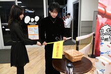 映画「はたらく細胞」舞台挨拶で広島・広島バルト11を訪れた永野芽郁（左）、佐藤健（右）