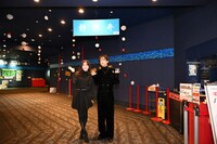 映画「はたらく細胞」舞台挨拶で大阪・MOVIX堺を訪れた永野芽郁（左）、佐藤健（右）