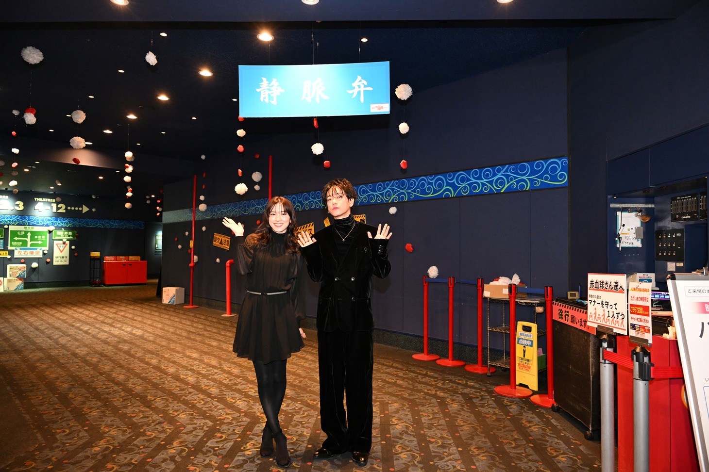 映画「はたらく細胞」舞台挨拶で大阪・MOVIX堺を訪れた永野芽郁（左）、佐藤健（右）