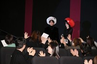 映画「はたらく細胞」舞台挨拶で大阪・MOVIX堺を訪れた佐藤健（左）、永野芽郁（右）