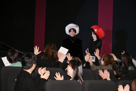 映画「はたらく細胞」舞台挨拶で大阪・MOVIX堺を訪れた佐藤健（左）、永野芽郁（右）