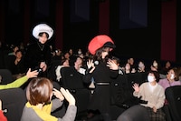 映画「はたらく細胞」舞台挨拶で大阪・MOVIX堺を訪れた佐藤健（左）、永野芽郁（右）