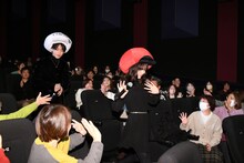 映画「はたらく細胞」舞台挨拶で大阪・MOVIX堺を訪れた佐藤健（左）、永野芽郁（右）