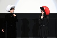 映画「はたらく細胞」舞台挨拶で大阪・MOVIX堺を訪れた佐藤健（左）、永野芽郁（右）