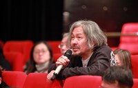 客席からトークに参加する古川日出男