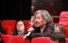 客席からトークに参加する古川日出男